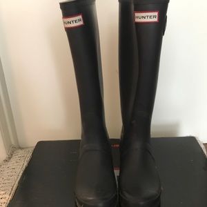 Women’s size 7, tall Hunter rainboots